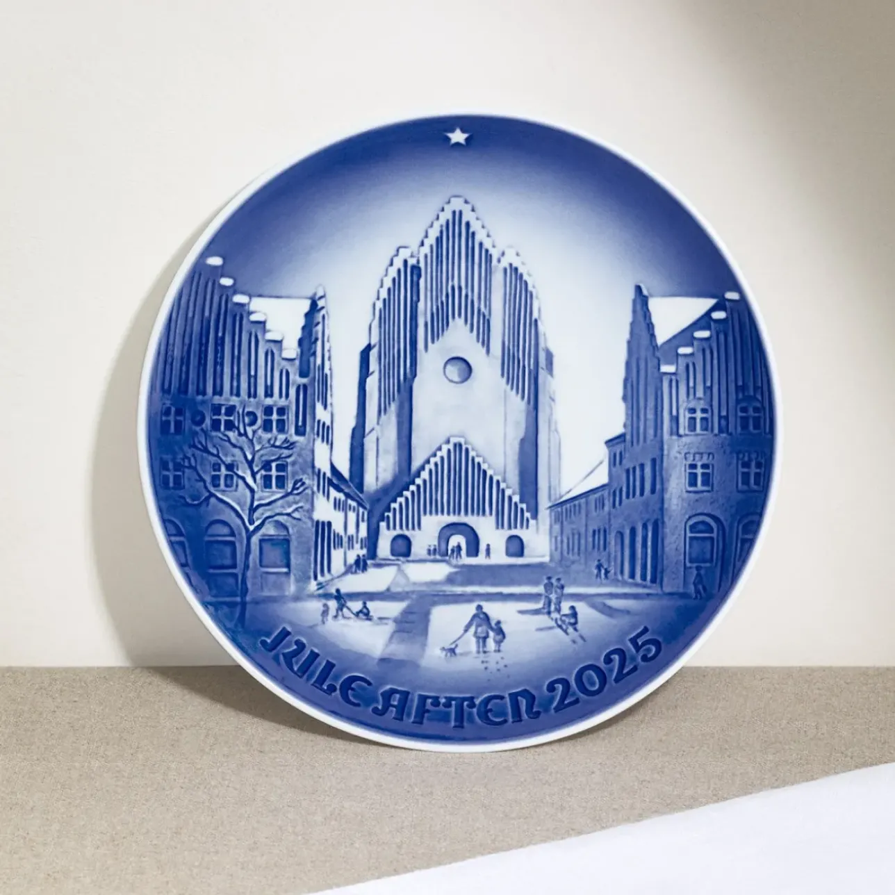 Blå Samlerartikler|Blå Samlerartikler*Royal Copenhagen Bing & Grøndahl juleplatte 2025, Grundtvigs Kirke, 18 cm