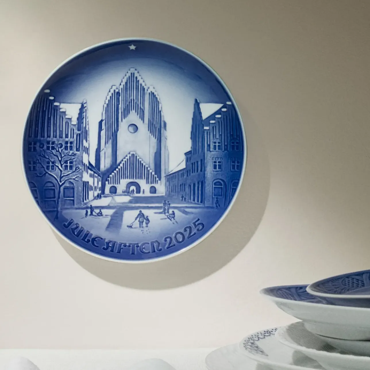 Blå Samlerartikler|Blå Samlerartikler*Royal Copenhagen Bing & Grøndahl juleplatte 2025, Grundtvigs Kirke, 18 cm