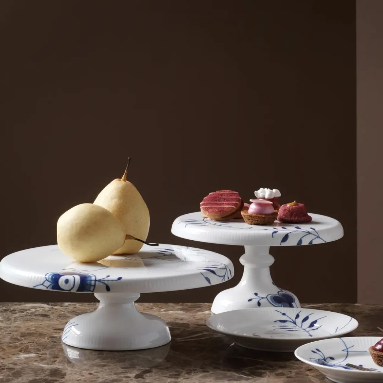 Blå Mega Riflet|Kageopsats*Royal Copenhagen Blå Mega Riflet fad på fod, 23 cm