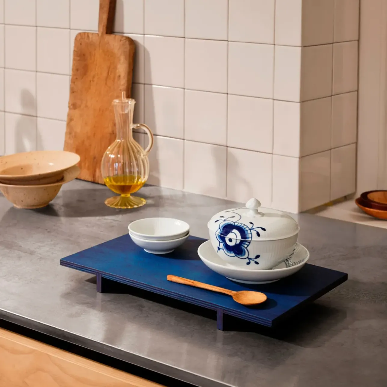 Blå Mega Riflet|Snackskåle*Royal Copenhagen Blå Mega Riflet skål med låg og underkop, 38 cl