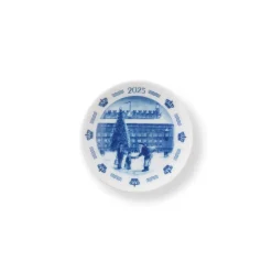 Blå Samlerartikler|Blå Samlerartikler*Royal Copenhagen Juleplakette 2025, Jul i København, 8,5 cm
