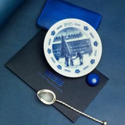 Blå Samlerartikler|Blå Samlerartikler*Royal Copenhagen Juleplakette 2025, Jul i København, 8,5 cm
