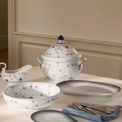 Eksklusive Steldele|Musselmalet Riflet*Royal Copenhagen Musselmalet Riflet saucekande, 37 cl