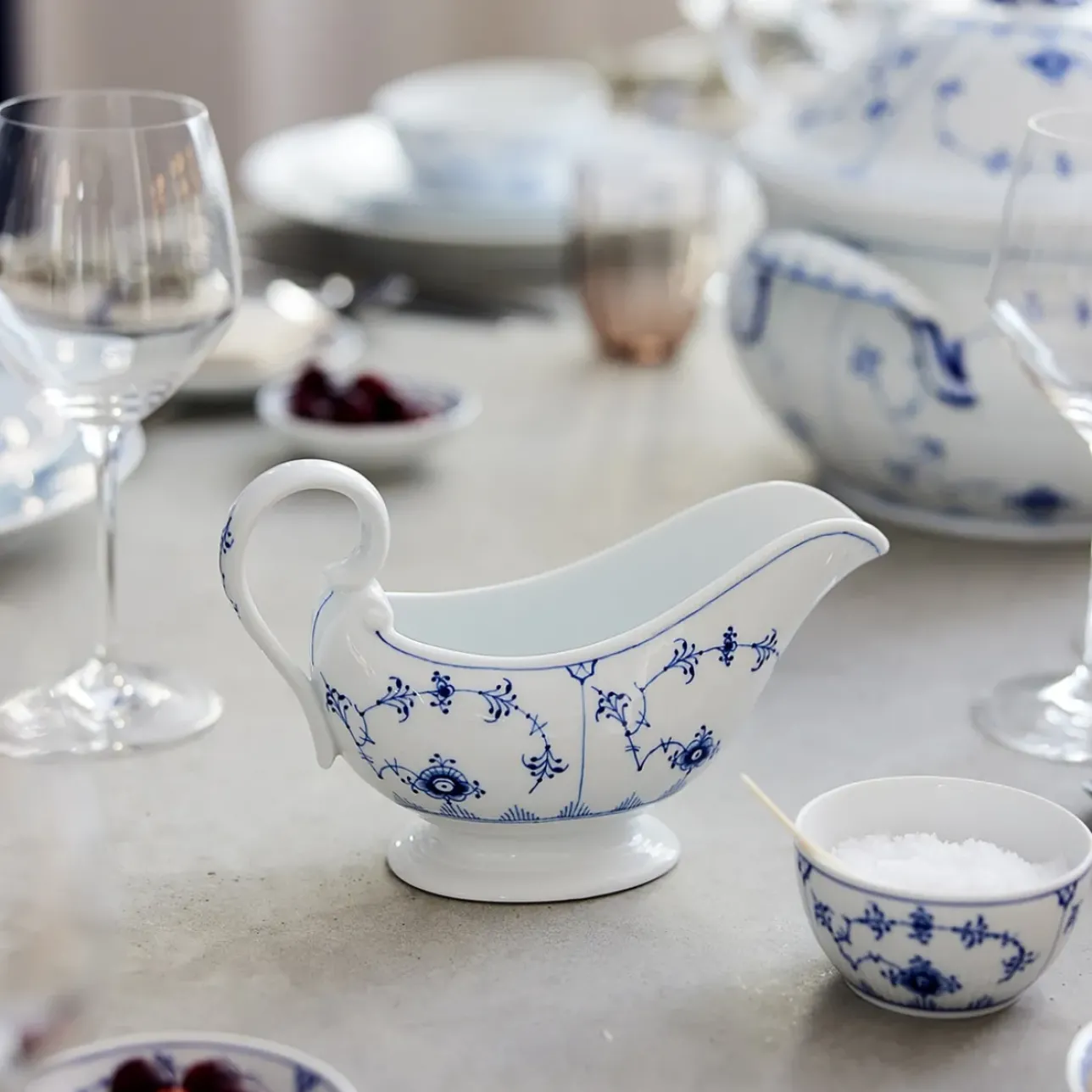 Eksklusive Steldele|Musselmalet Riflet*Royal Copenhagen Musselmalet Riflet saucekande, 37 cl