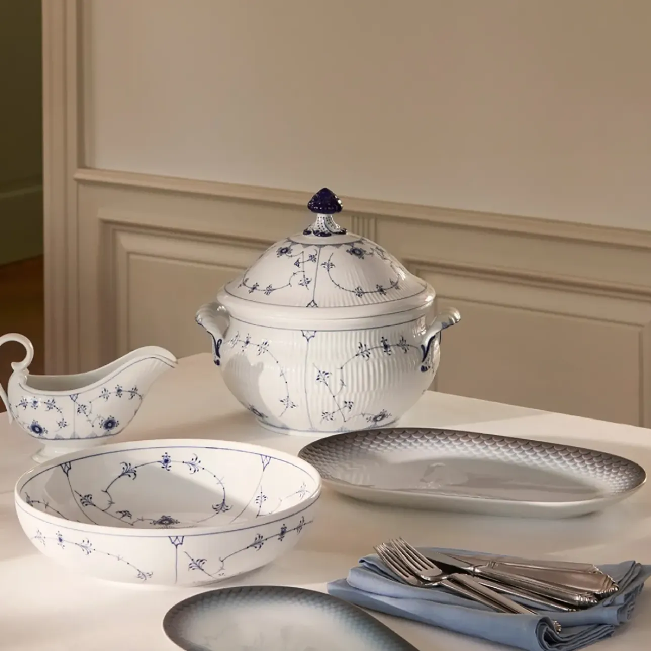 Eksklusive Steldele|Musselmalet Riflet*Royal Copenhagen Musselmalet Riflet terrin med låg, 460 cl