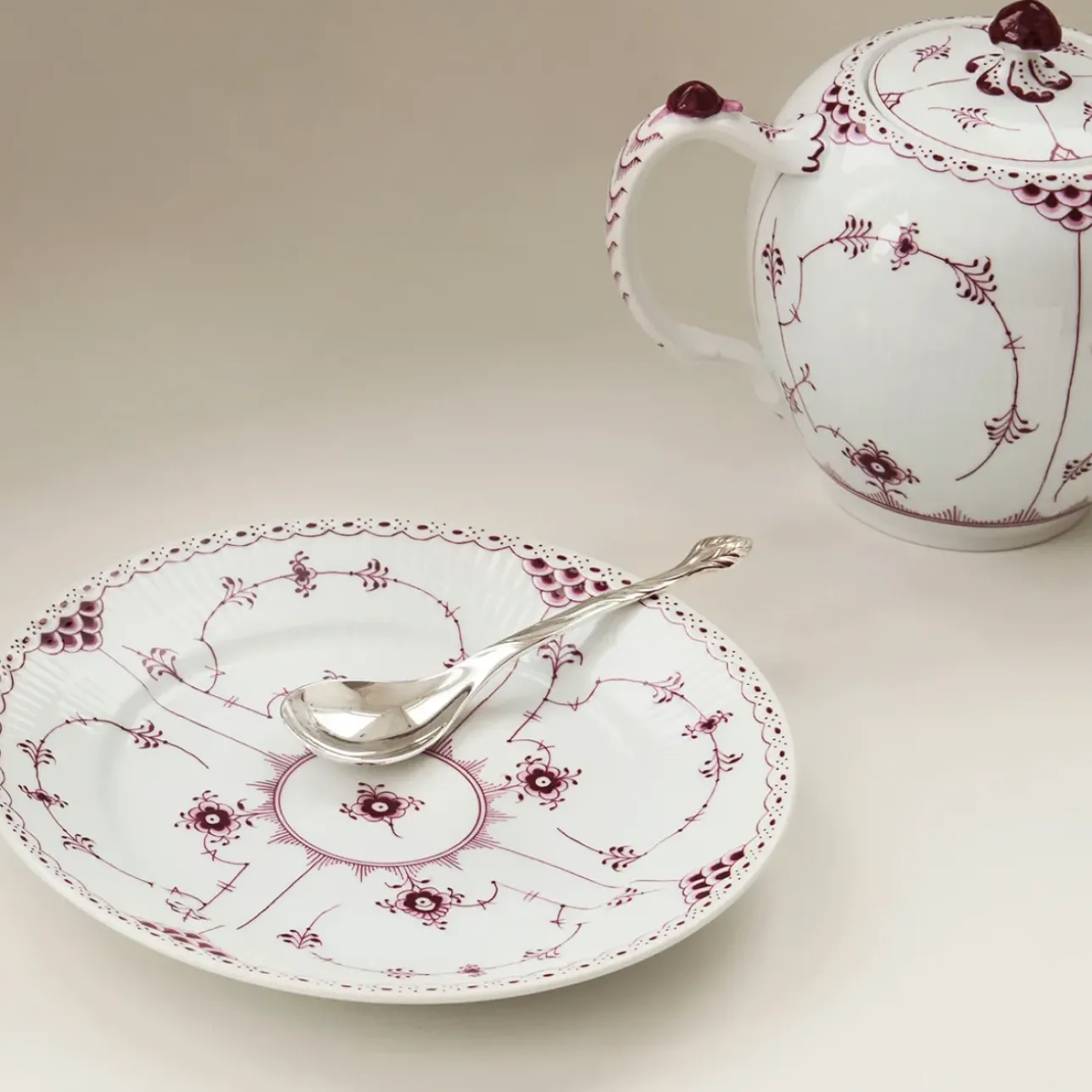 Eksklusive Steldele|Purpur Musselmalet Halvblonde*Royal Copenhagen Purpur Musselmalet Halvblonde tallerken, 22 cm