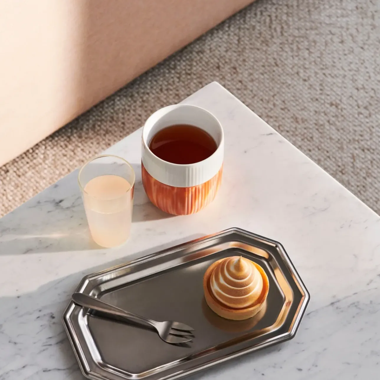 Riflet Contrast|Kaffekopper*Royal Copenhagen Riflet Contrast Marble krus, , 35 cl Warm Ochre