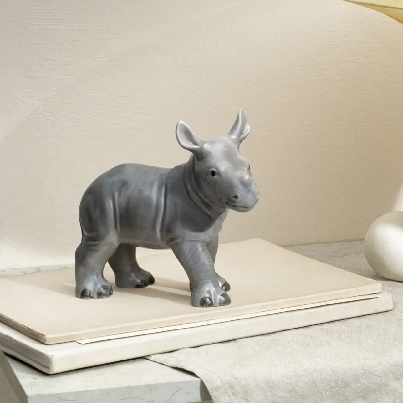 Blå Samlerartikler|Blå Samlerartikler*Royal Copenhagen Årsfigur 2025, babynæsehorn, 12 cm