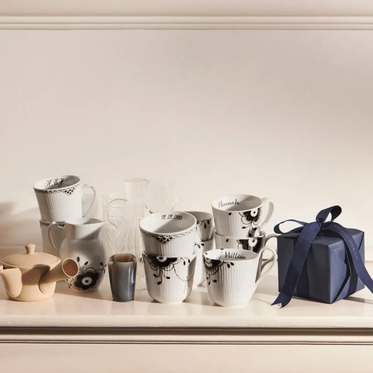 Sort Mega Riflet|Kaffekopper*Royal Copenhagen Sort Mega Riflet højhankskop, , 33 cl Bespoke