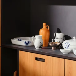 Sort Mega Riflet|Kander*Royal Copenhagen Sort Mega Riflet mælkekande, 38 cl