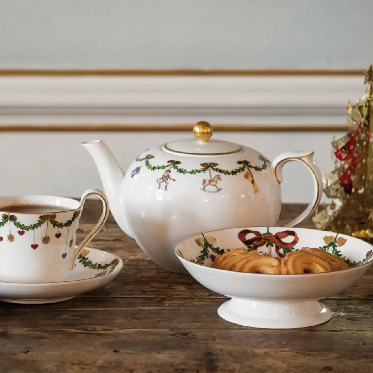 Stjerne Riflet Jul|Snackskåle*Royal Copenhagen Stjerne Riflet Jul skål på fod, 42 cl