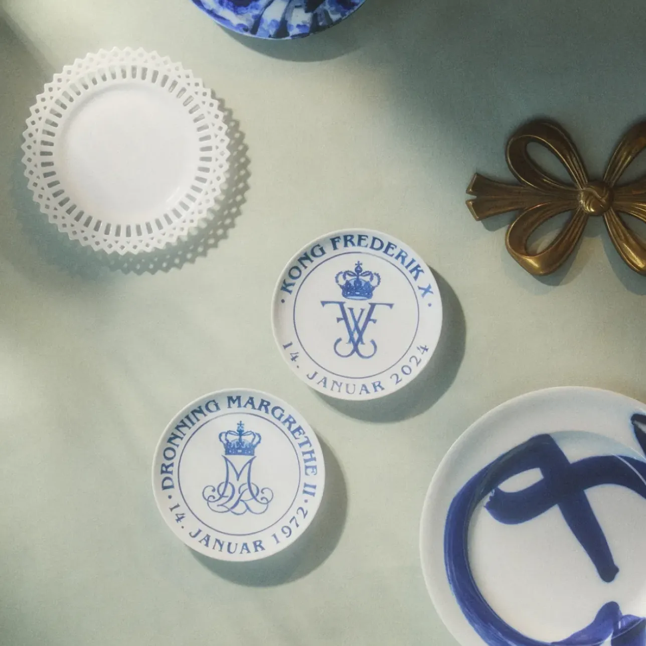 Special Editions*Royal Copenhagen Tronskifteplatter, 18 cm, 2 stk.